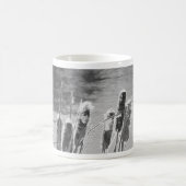 Kämpfe am Teich in Schwarz und Weiß Kaffeetasse (Mittel)