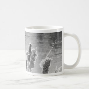 Kämpfe am Teich in Schwarz und Weiß Kaffeetasse