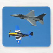 Kämpfende Mausunterlage des Falke-F-16 u. des Mousepad (Vorne)