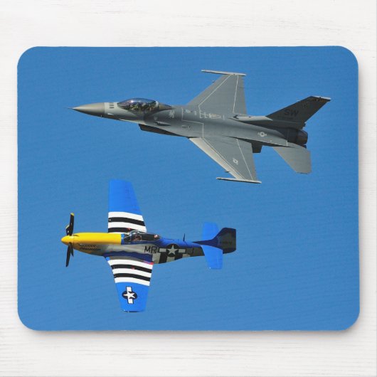 Kämpfende Mausunterlage des Falke-F-16 u. des Mousepad (Vorne)