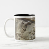 Kämpfender Stier des Löwes, Zweifarbige Tasse (Links)