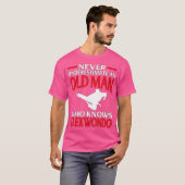 Kampfkünste unterschätzen den alten Mann nie als T T-Shirt (Vorne ganz)