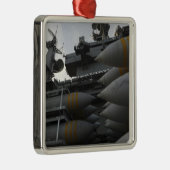 Kampfmittel bereit zum Laden Silbernes Ornament (Rechts)