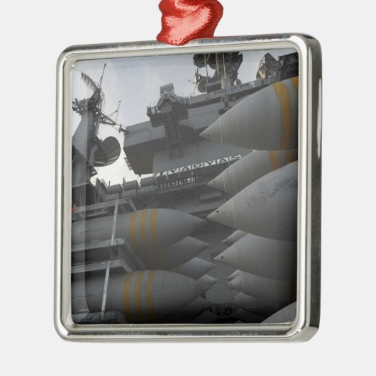 Kampfmittel bereit zum Laden Silbernes Ornament (Links)