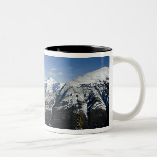 Kanada, Alberta, Banff. Ansichten des Bow Valley Zweifarbige Tasse