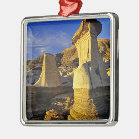 Kanada, Alberta, Drumheller. Hoodoos. Silbernes Ornament (Links)