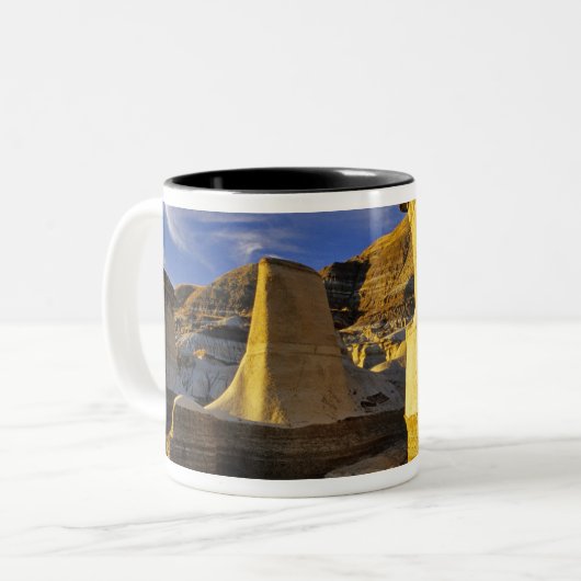Kanada, Alberta, Drumheller. Hoodoos. Zweifarbige Tasse (Vorderseite Links)