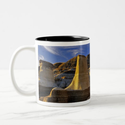 Kanada, Alberta, Drumheller. Hoodoos. Zweifarbige Tasse (Links)