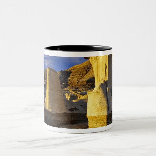 Kanada, Alberta, Drumheller. Hoodoos. Zweifarbige Tasse (Mittel)