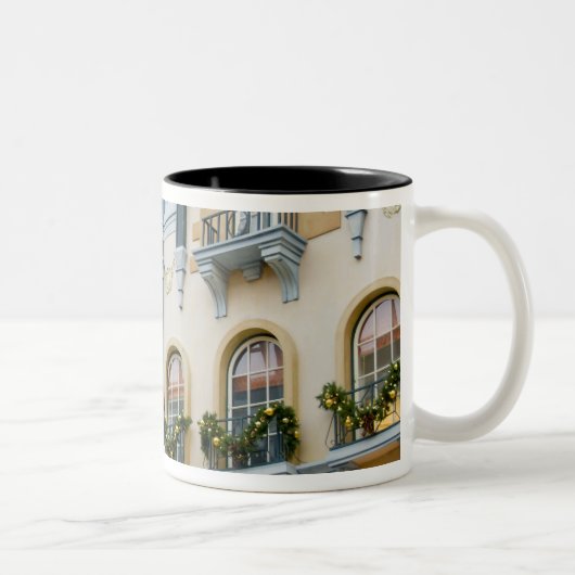 Kanada, Alberta, Edmonton. West Edmonton Mall. Zweifarbige Tasse (Rechts)