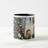 Kanada, Alberta, Edmonton. West Edmonton Mall. Zweifarbige Tasse (Mittel)