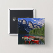 Kanada, Alberta, Moraine Lake. Rote Kanus warten Button (Vorne & Hinten)