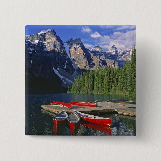 Kanada, Alberta, Moraine Lake. Rote Kanus warten Button (Vorderseite)