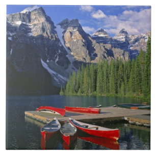 Kanada, Alberta, Moraine Lake. Rote Kanus warten Fliese
