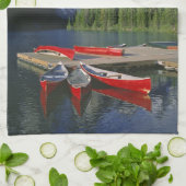 Kanada, Alberta, Moraine Lake. Rote Kanus warten Geschirrtuch (Gefaltet)