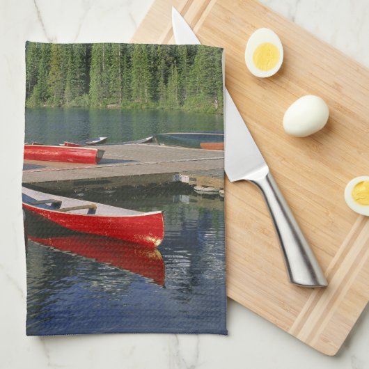 Kanada, Alberta, Moraine Lake. Rote Kanus warten Geschirrtuch (Viertel Falte)