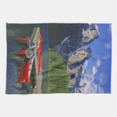 Kanada, Alberta, Moraine Lake. Rote Kanus warten Geschirrtuch (Horizontal)