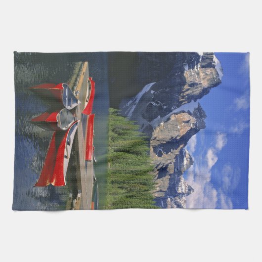 Kanada, Alberta, Moraine Lake. Rote Kanus warten Geschirrtuch (Horizontal)