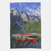 Kanada, Alberta, Moraine Lake. Rote Kanus warten Geschirrtuch (Vertikal)