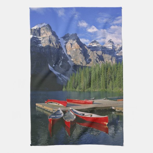 Kanada, Alberta, Moraine Lake. Rote Kanus warten Geschirrtuch (Vertikal)