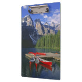 Kanada, Alberta, Moraine Lake. Rote Kanus warten Klemmbrett (Links)