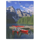 Kanada, Alberta, Moraine Lake. Rote Kanus warten Klemmbrett (Rückseite)