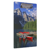 Kanada, Alberta, Moraine Lake. Rote Kanus warten Klemmbrett (Rechts)