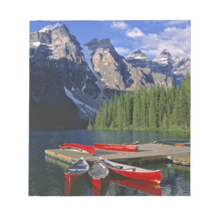 Kanada, Alberta, Moraine Lake. Rote Kanus warten Notizblock