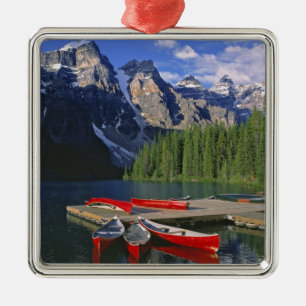 Kanada, Alberta, Moraine Lake. Rote Kanus warten Ornament Aus Metall