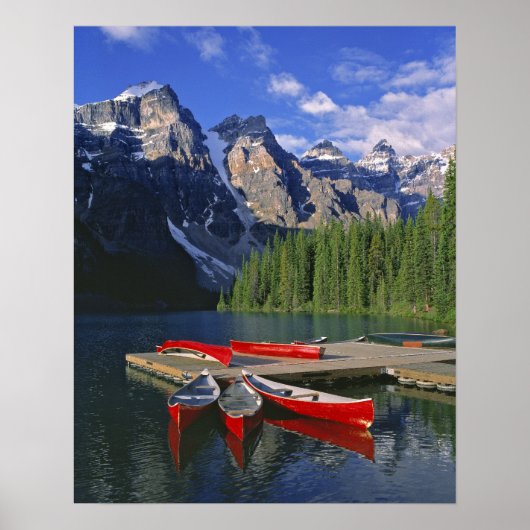 Kanada, Alberta, Moraine Lake. Rote Kanus warten Poster (Vorne)