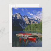 Kanada, Alberta, Moraine Lake. Rote Kanus warten Postkarte (Vorne/Hinten)