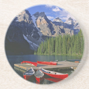 Kanada, Alberta, Moraine Lake. Rote Kanus warten Sandstein Untersetzer