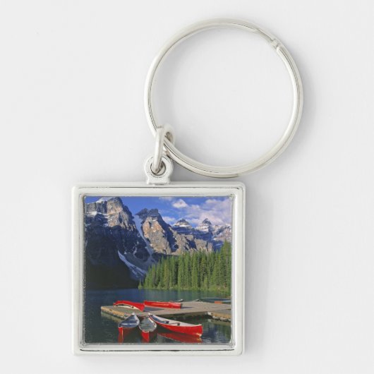 Kanada, Alberta, Moraine Lake. Rote Kanus warten Schlüsselanhänger (Vorne)