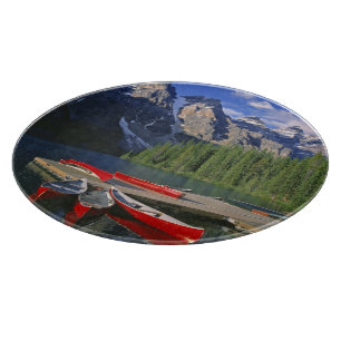 Kanada, Alberta, Moraine Lake. Rote Kanus warten Schneidebrett