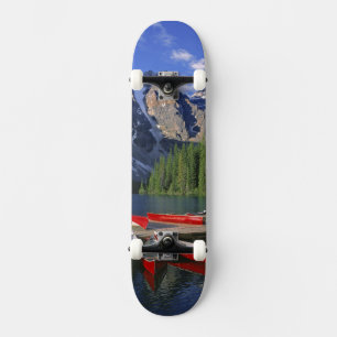 Kanada, Alberta, Moraine Lake. Rote Kanus warten Skateboard