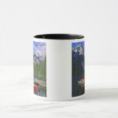 Kanada, Alberta, Moraine Lake. Rote Kanus warten Tasse (Zentrum)