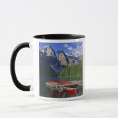 Kanada, Alberta, Moraine Lake. Rote Kanus warten Tasse (Links)