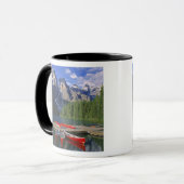 Kanada, Alberta, Moraine Lake. Rote Kanus warten Tasse (Vorderseite Links)