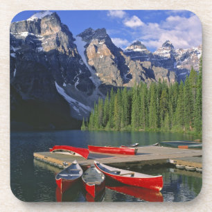 Kanada, Alberta, Moraine Lake. Rote Kanus warten Untersetzer