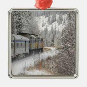 Kanada, Alberta. VIA Rail Schneeszug zwischen Silbernes Ornament