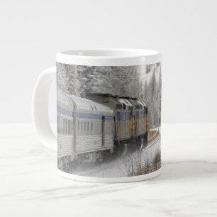 Kanada, Alberta. VIA Rail-Schneezug zwischen Jumbo-Tasse