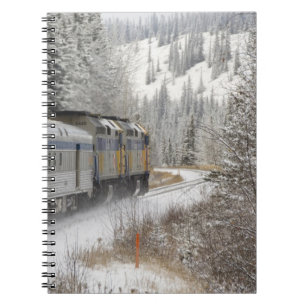 Kanada, Alberta. VIA Rail-Schneezug zwischen Notizblock
