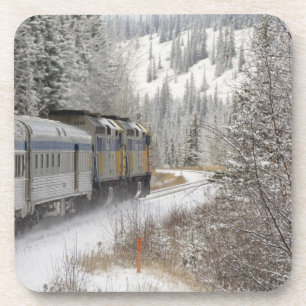 Kanada, Alberta. VIA Rail-Schneezug zwischen Untersetzer