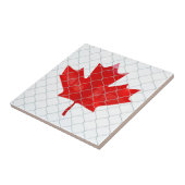 Kanada Flagge hinter Kettenverbindungszaun. rustik Fliese (Seite)