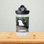 Kanada Gänse Foto mit Kindername Trinkflasche<br><div class="desc">Kindergröße,  klare Plastikflasche,  die das Foto eines jungen kanadischen Gans zeigt,  zusammen mit einem in weißen,  fett gedruckten Kindernamen. Personalisieren Sie die Wasserflasche,  indem Sie den Namen bearbeiten und durch den Namen des Kindes ersetzen. Wählen Sie Ihre Farbe der Wasserflasche aus.</div>
