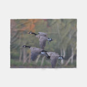 Kanada-Gänse im Flug Fleecedecke (Vorderseite (Horizontal))