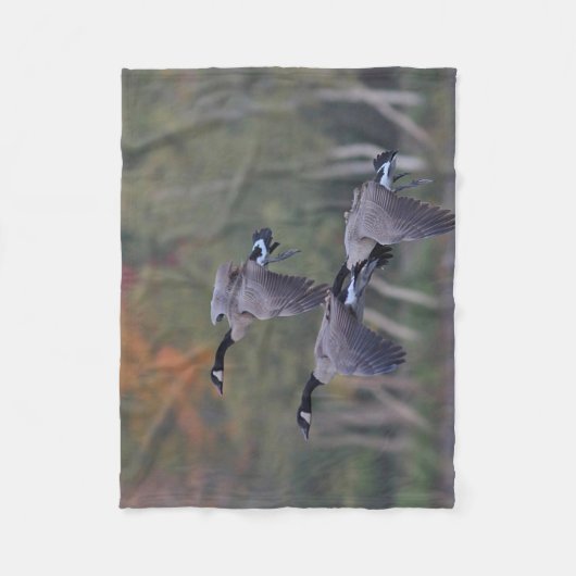 Kanada-Gänse im Flug Fleecedecke (Vorderseite)