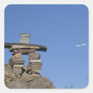 Kanada, Neufundland, St. John's. Inukshuk (um Quadratischer Aufkleber