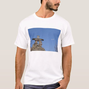 Kanada, Neufundland, St. John's. Inukshuk (um T-Shirt