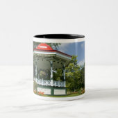 Kanada, Nova Scotia, Halifax, öffentliche Gärten. Zweifarbige Tasse (Mittel)